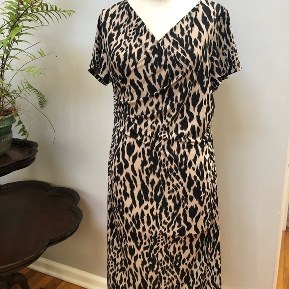 Vince Camuto Dresses & Skirts - VINCE Camuto animal print stretch short sleeve dress size M